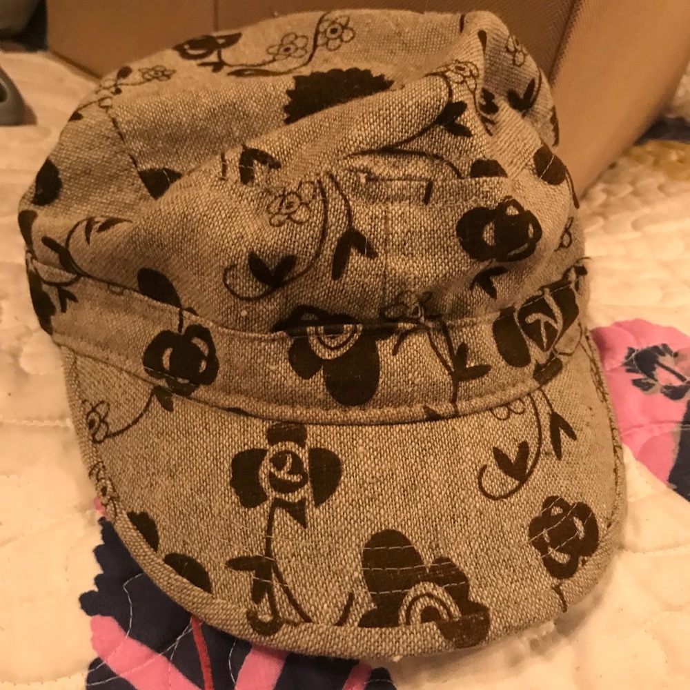 Green military style baseball cap.